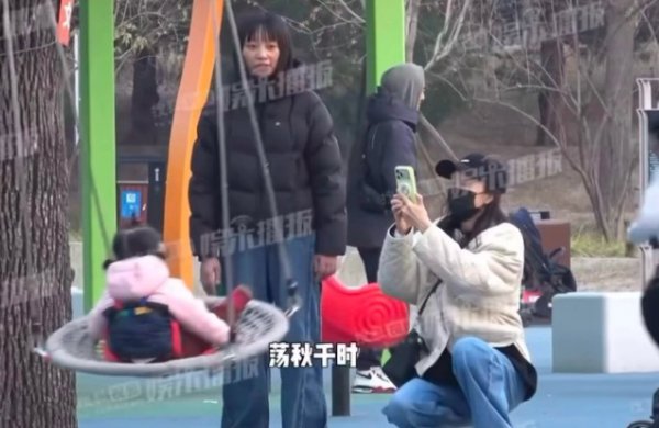王鸥拍男儿荡秋千 生父身份引热议